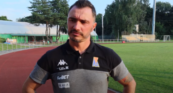 Marek Saganowski przy mikrofonie Canal+ Sport. Widzowie łapali się za głowy podczas transmisji meczu Ekstraklasy