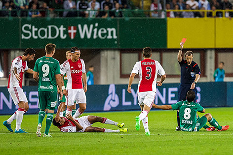 Najgorszy faul w historii futbolu? Co on sobie myślał? (VIDEO)