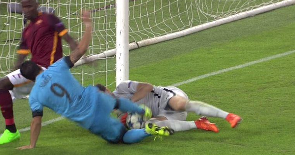 Szczęsny musiał zejść z boiska w meczu z Barceloną!